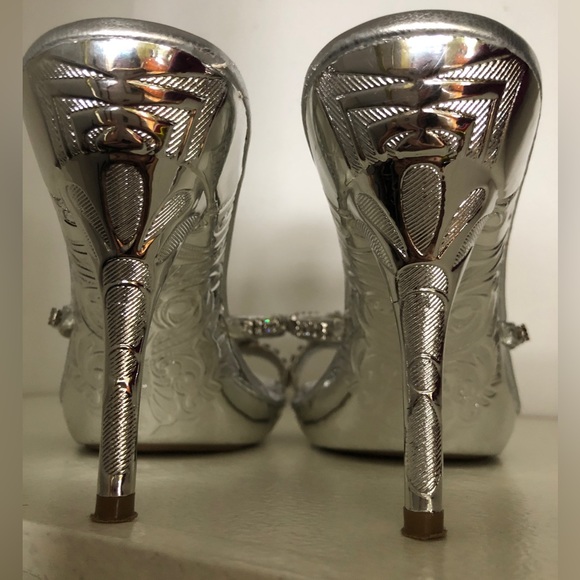 STUNNING SILVER STILETTOS - Picture 4 of 9